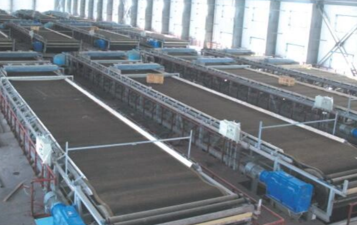 ما هو الحزام الناقل المطاطي وكيف يعمل في الصناعة