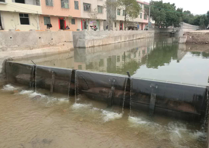 السدود المطاطية المملوءة بالماء مقابل السدود المطاطية القابلة للنفخ بالهواء وهي الأفضل لإدارة المياه الحديثة