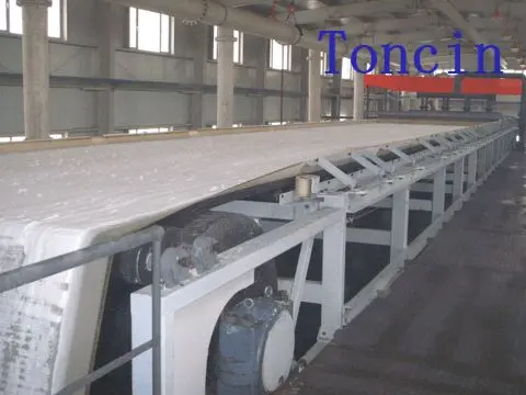 كيف يضمن مرشح الحزام المطاطي انخفاض محتوى الرطوبة في كعكة المرشح؟